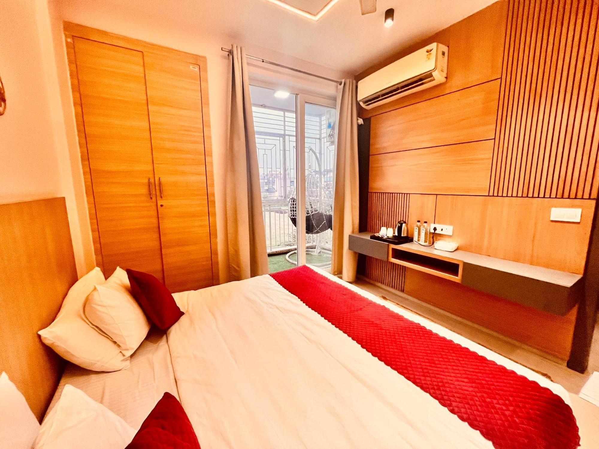 Pearl Grand Boutique Cottage In Omaxe Anandam Vrindavan - #Premium Ac Rooms With Balcony #Big Parking #Lift #Garden #Peaceful Area #Near Prem Mandir #Property Of The Year #Most Awarded Bagian luar foto