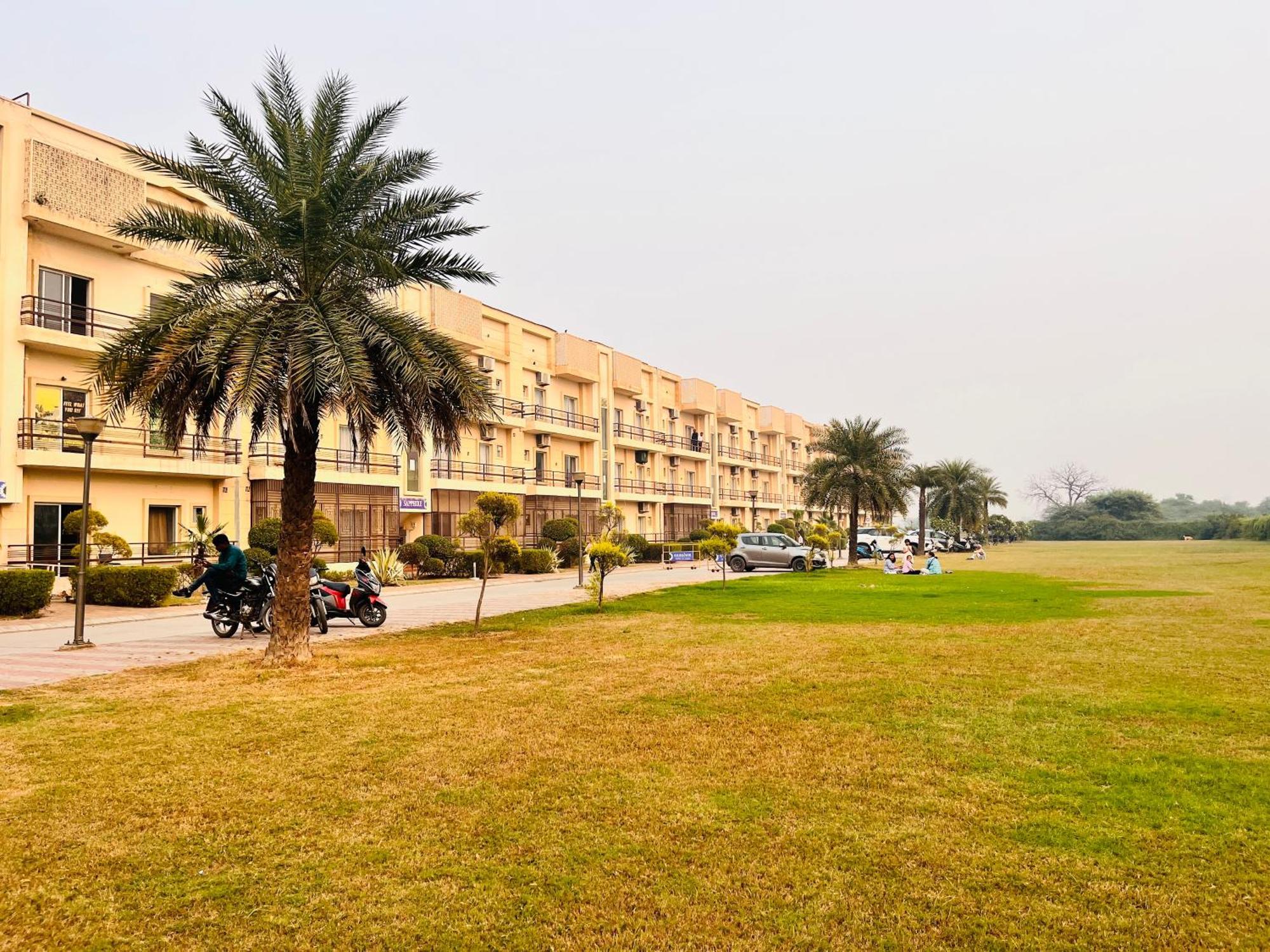 Pearl Grand Boutique Cottage In Omaxe Anandam Vrindavan - #Premium Ac Rooms With Balcony #Big Parking #Lift #Garden #Peaceful Area #Near Prem Mandir #Property Of The Year #Most Awarded Bagian luar foto