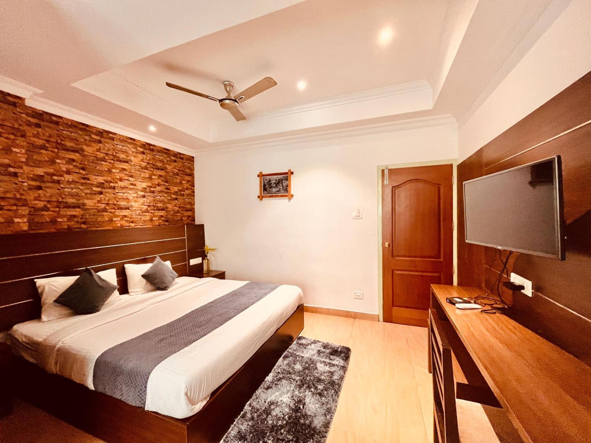 Pearl Grand Boutique Cottage In Omaxe Anandam Vrindavan - #Premium Ac Rooms With Balcony #Big Parking #Lift #Garden #Peaceful Area #Near Prem Mandir #Property Of The Year #Most Awarded Bagian luar foto