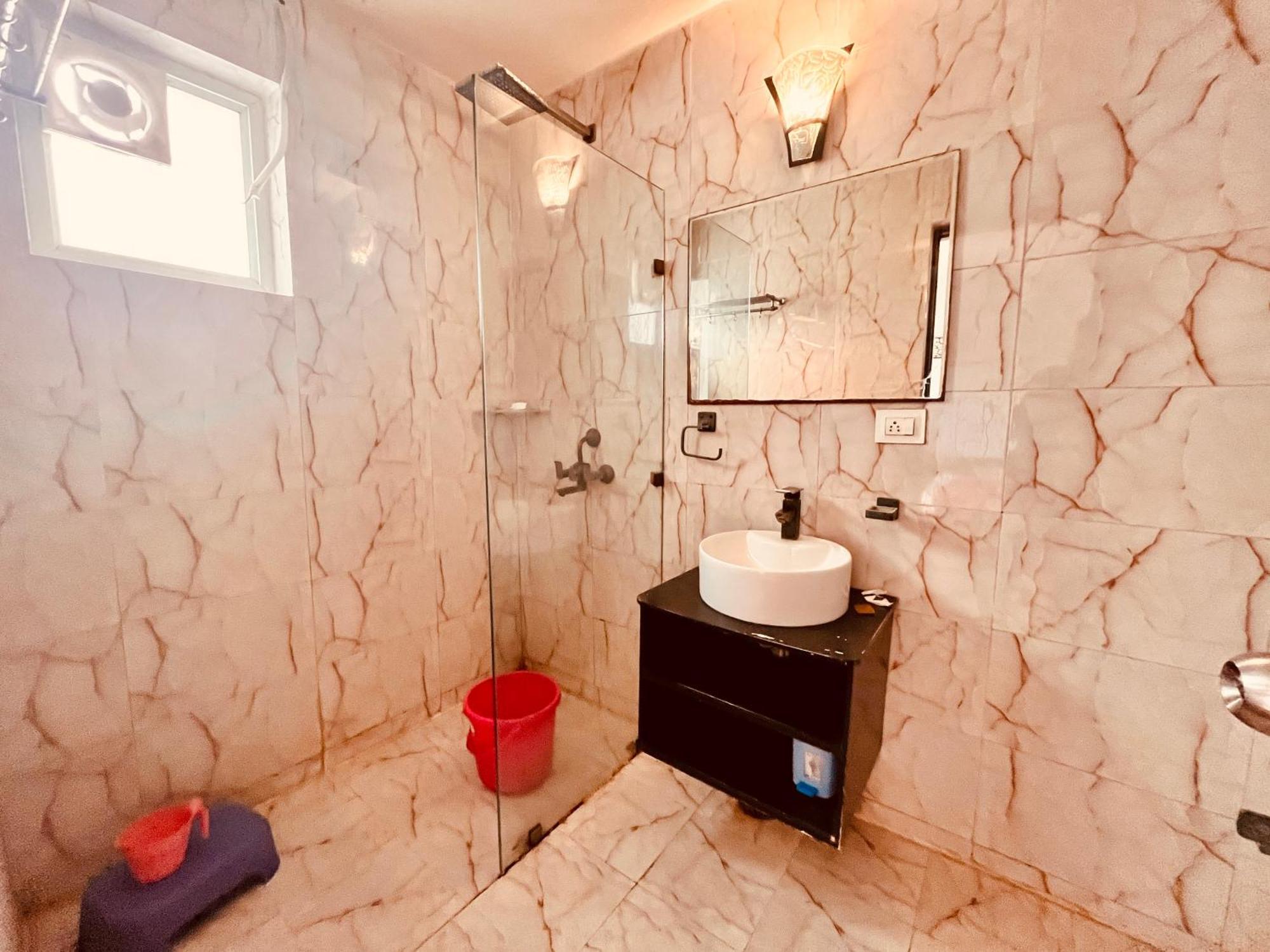 Pearl Grand Boutique Cottage In Omaxe Anandam Vrindavan - #Premium Ac Rooms With Balcony #Big Parking #Lift #Garden #Peaceful Area #Near Prem Mandir #Property Of The Year #Most Awarded Bagian luar foto