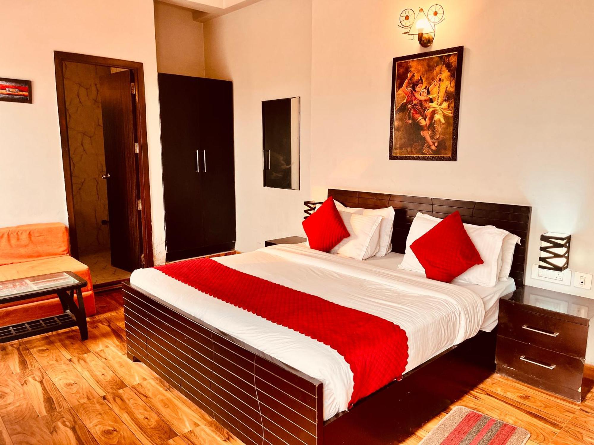 Pearl Grand Boutique Cottage In Omaxe Anandam Vrindavan - #Premium Ac Rooms With Balcony #Big Parking #Lift #Garden #Peaceful Area #Near Prem Mandir #Property Of The Year #Most Awarded Bagian luar foto