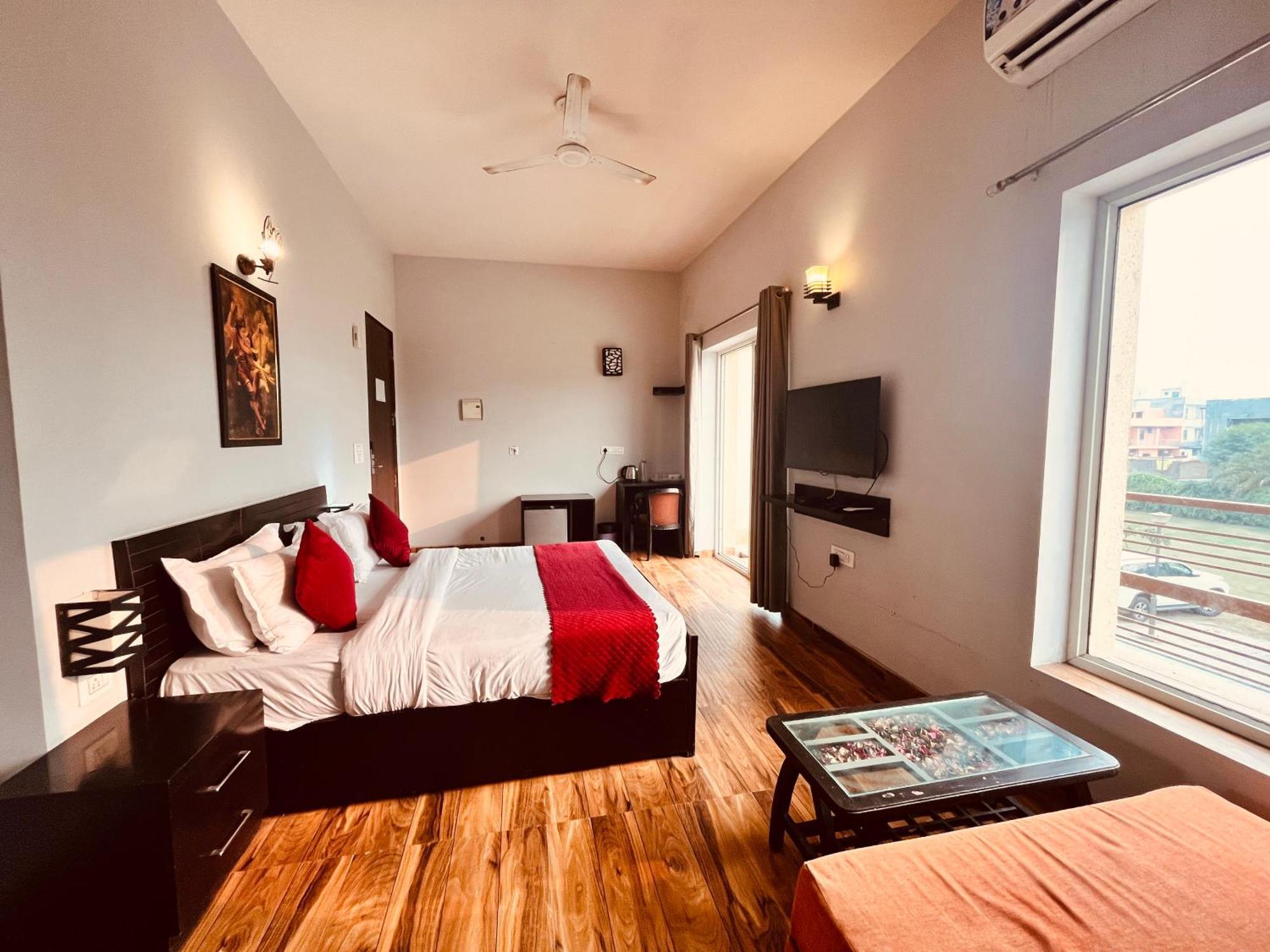Pearl Grand Boutique Cottage In Omaxe Anandam Vrindavan - #Premium Ac Rooms With Balcony #Big Parking #Lift #Garden #Peaceful Area #Near Prem Mandir #Property Of The Year #Most Awarded Bagian luar foto