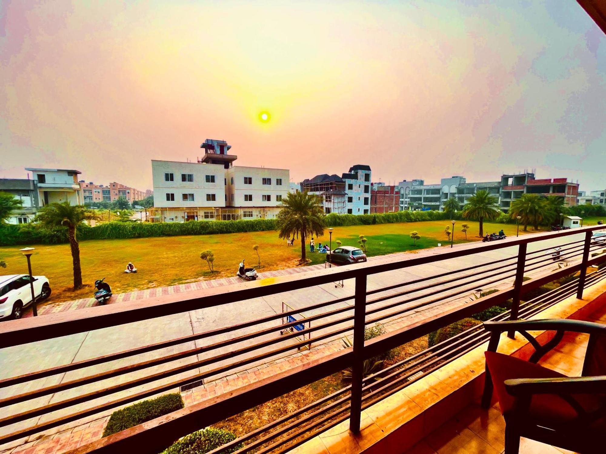 Pearl Grand Boutique Cottage In Omaxe Anandam Vrindavan - #Premium Ac Rooms With Balcony #Big Parking #Lift #Garden #Peaceful Area #Near Prem Mandir #Property Of The Year #Most Awarded Bagian luar foto