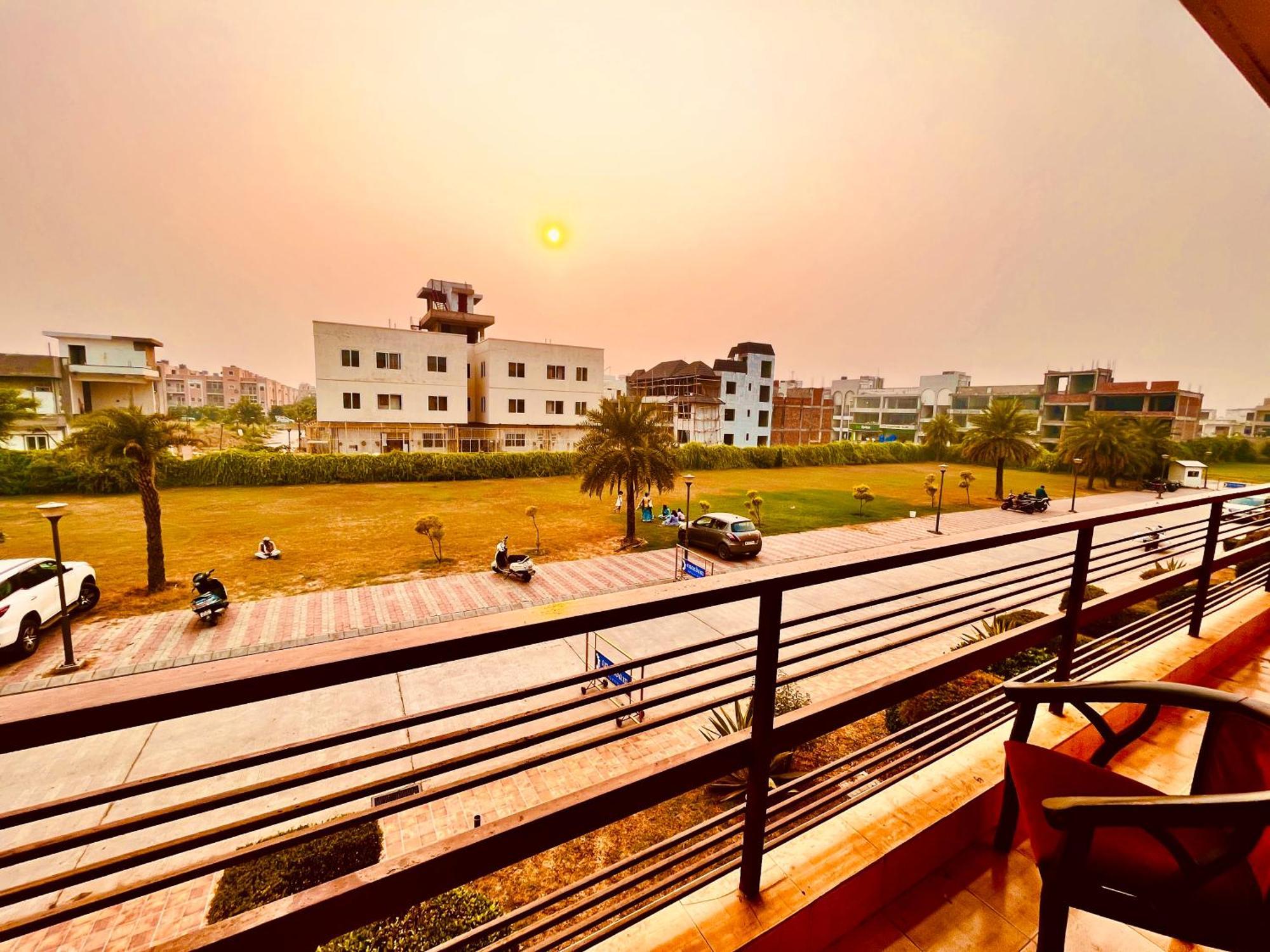 Pearl Grand Boutique Cottage In Omaxe Anandam Vrindavan - #Premium Ac Rooms With Balcony #Big Parking #Lift #Garden #Peaceful Area #Near Prem Mandir #Property Of The Year #Most Awarded Bagian luar foto