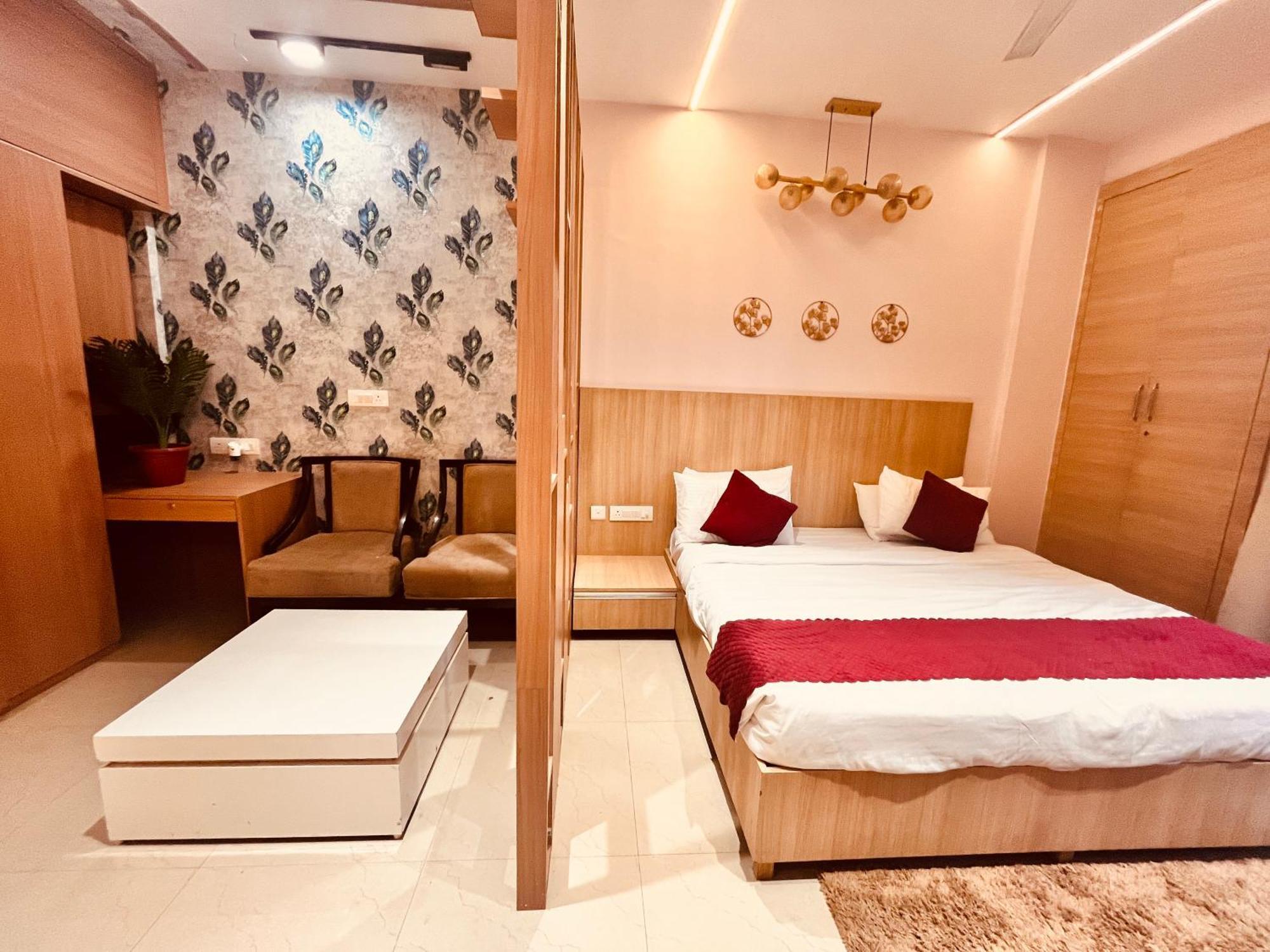 Pearl Grand Boutique Cottage In Omaxe Anandam Vrindavan - #Premium Ac Rooms With Balcony #Big Parking #Lift #Garden #Peaceful Area #Near Prem Mandir #Property Of The Year #Most Awarded Bagian luar foto