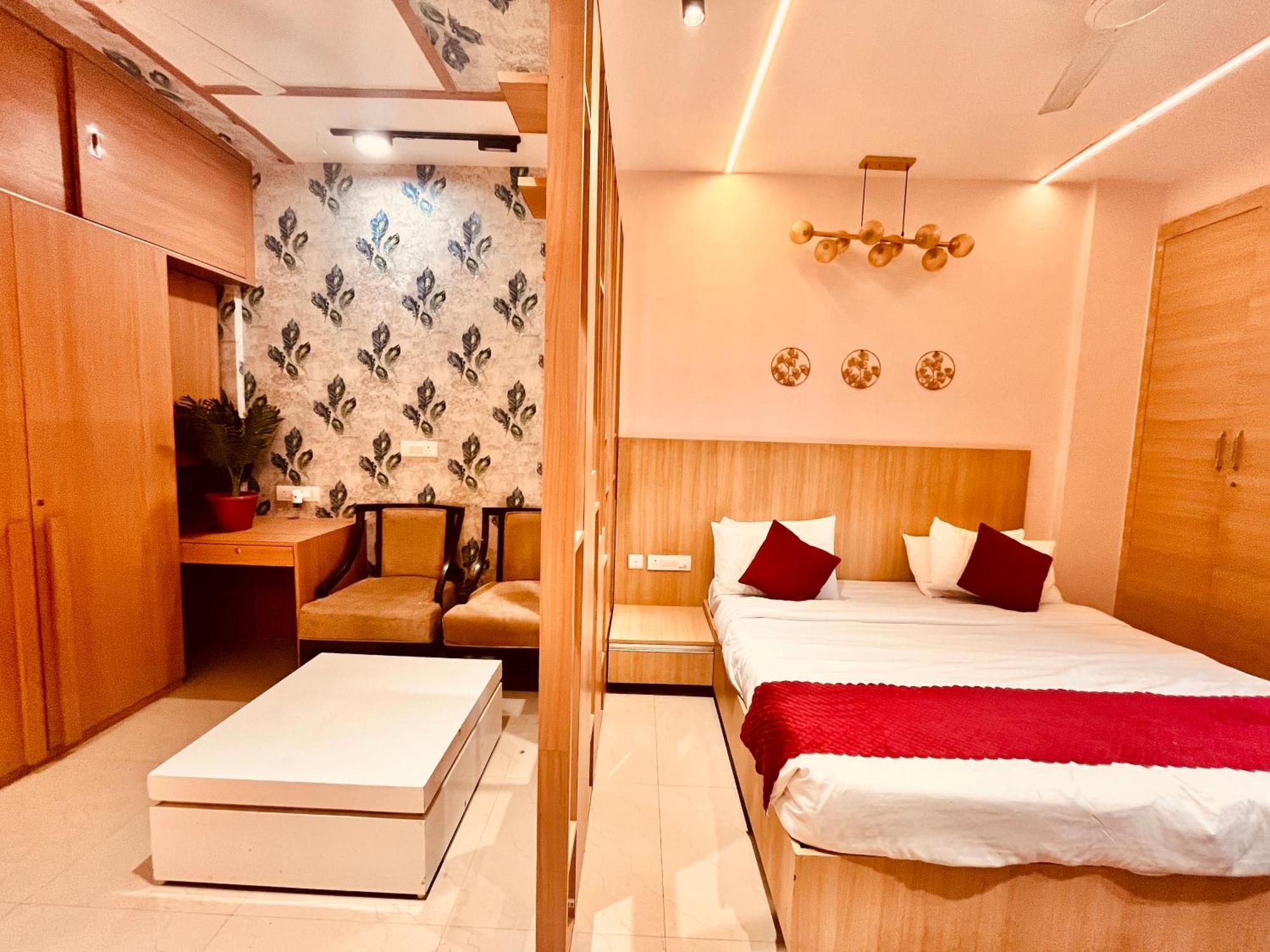 Pearl Grand Boutique Cottage In Omaxe Anandam Vrindavan - #Premium Ac Rooms With Balcony #Big Parking #Lift #Garden #Peaceful Area #Near Prem Mandir #Property Of The Year #Most Awarded Bagian luar foto