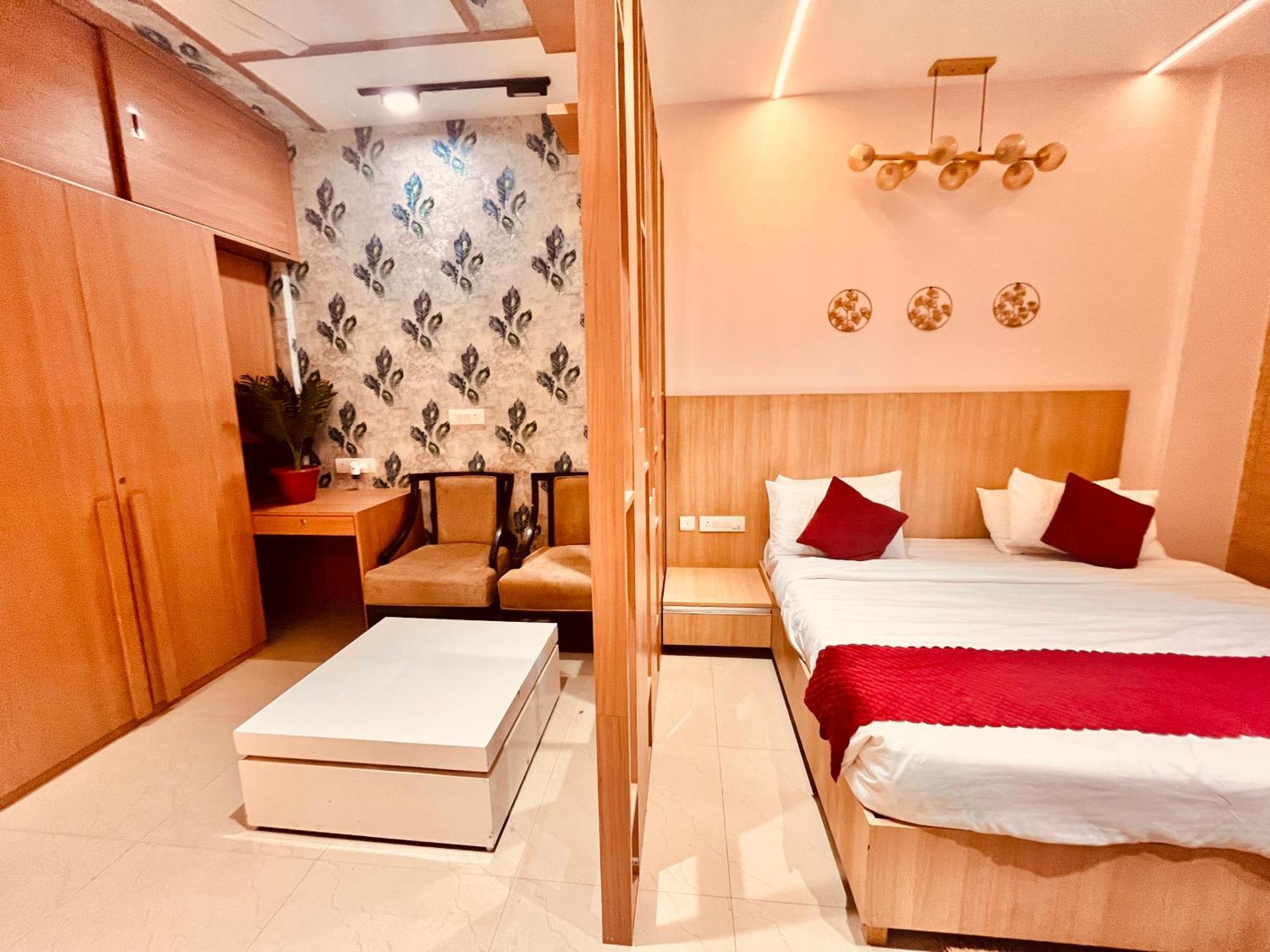 Pearl Grand Boutique Cottage In Omaxe Anandam Vrindavan - #Premium Ac Rooms With Balcony #Big Parking #Lift #Garden #Peaceful Area #Near Prem Mandir #Property Of The Year #Most Awarded Bagian luar foto