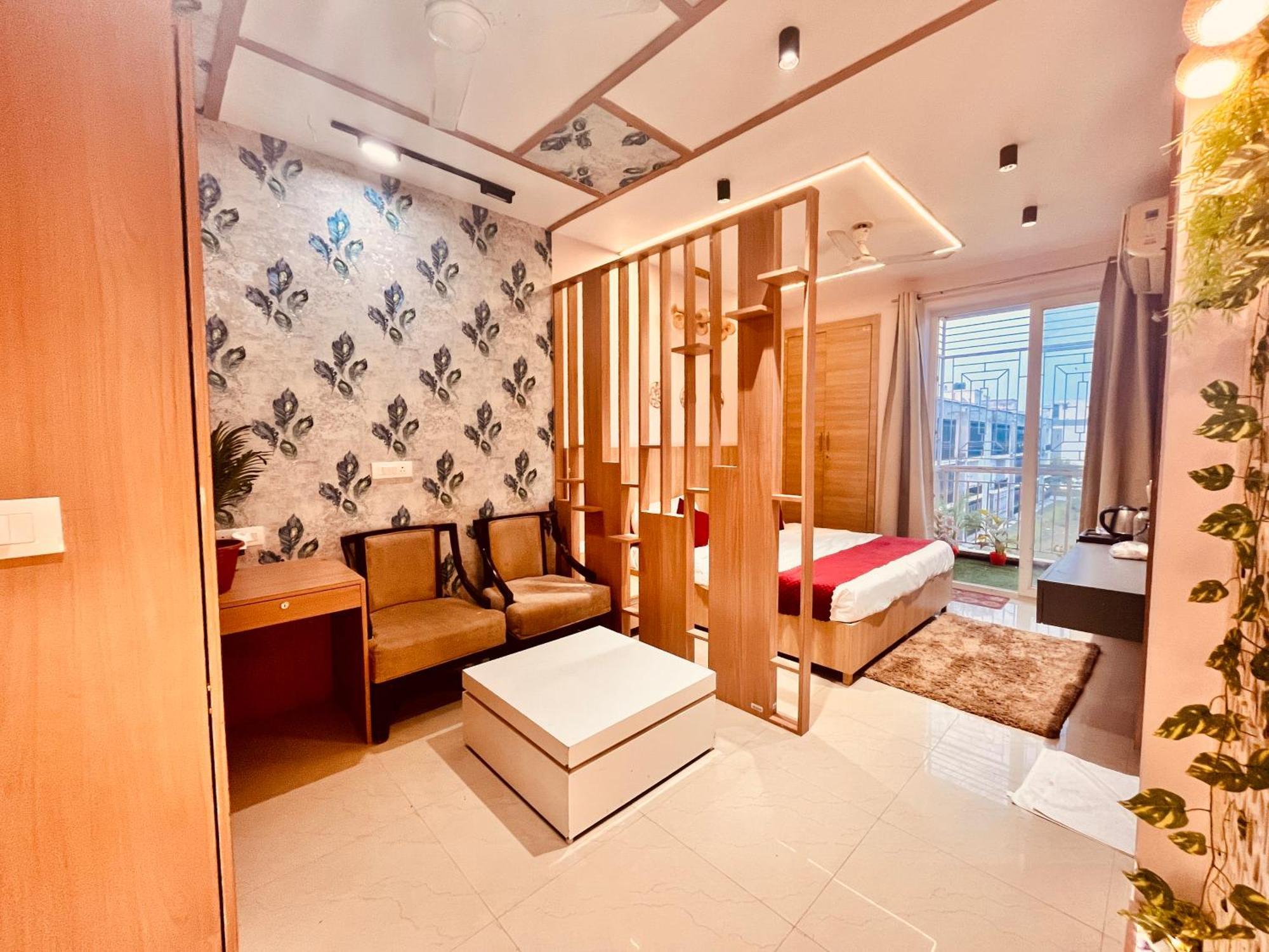 Pearl Grand Boutique Cottage In Omaxe Anandam Vrindavan - #Premium Ac Rooms With Balcony #Big Parking #Lift #Garden #Peaceful Area #Near Prem Mandir #Property Of The Year #Most Awarded Bagian luar foto