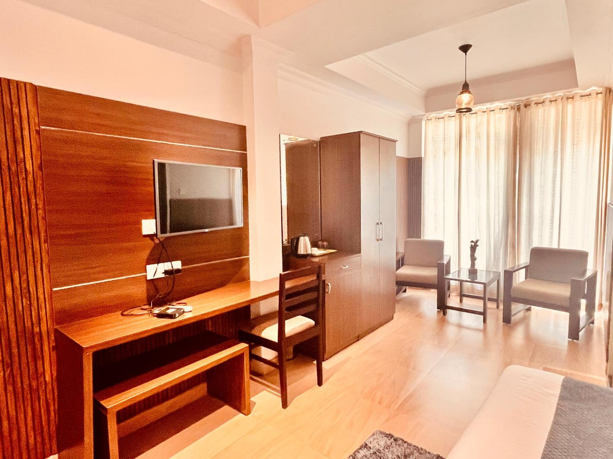 Pearl Grand Boutique Cottage In Omaxe Anandam Vrindavan - #Premium Ac Rooms With Balcony #Big Parking #Lift #Garden #Peaceful Area #Near Prem Mandir #Property Of The Year #Most Awarded Bagian luar foto