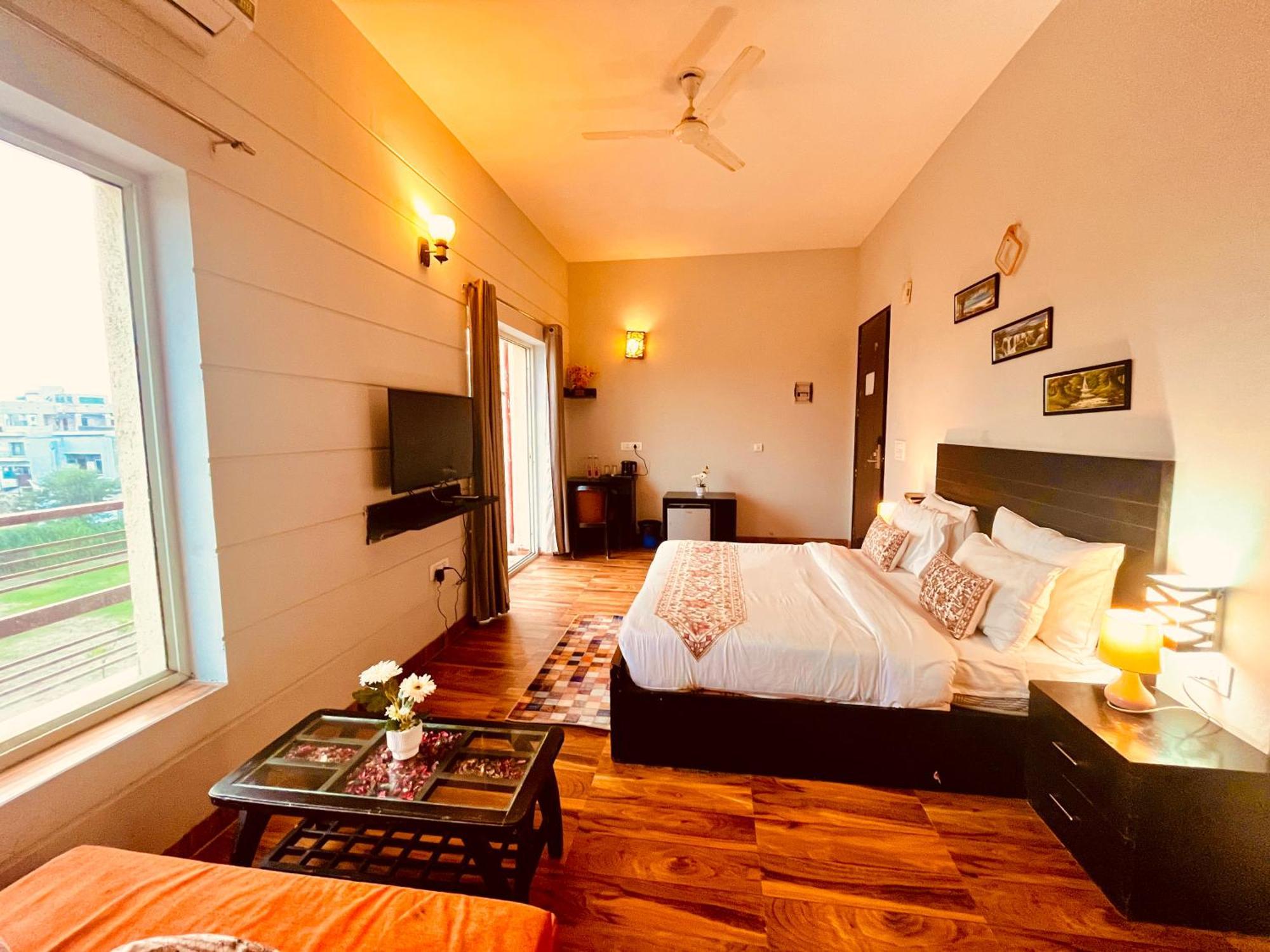 Pearl Grand Boutique Cottage In Omaxe Anandam Vrindavan - #Premium Ac Rooms With Balcony #Big Parking #Lift #Garden #Peaceful Area #Near Prem Mandir #Property Of The Year #Most Awarded Bagian luar foto