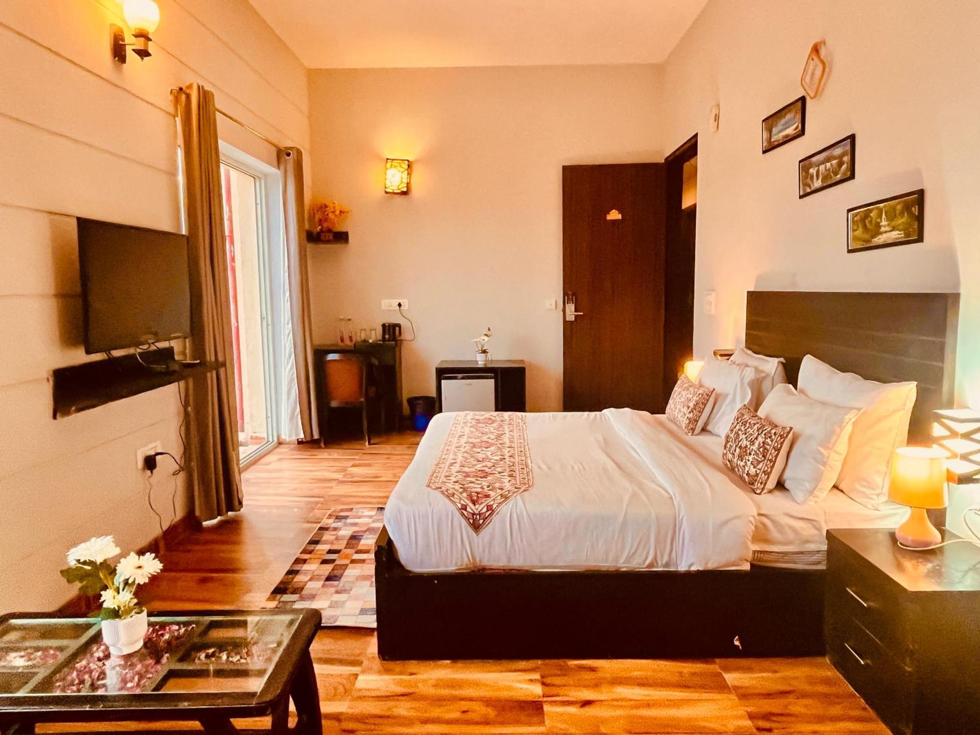 Pearl Grand Boutique Cottage In Omaxe Anandam Vrindavan - #Premium Ac Rooms With Balcony #Big Parking #Lift #Garden #Peaceful Area #Near Prem Mandir #Property Of The Year #Most Awarded Bagian luar foto