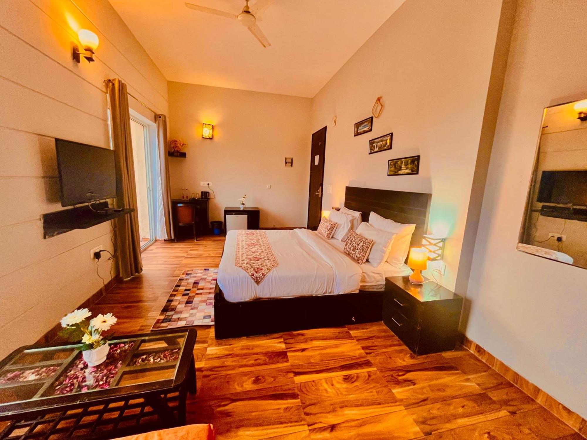 Pearl Grand Boutique Cottage In Omaxe Anandam Vrindavan - #Premium Ac Rooms With Balcony #Big Parking #Lift #Garden #Peaceful Area #Near Prem Mandir #Property Of The Year #Most Awarded Bagian luar foto